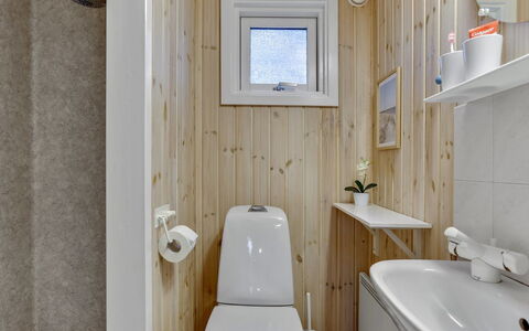 Berenice - 250M from the Sea: Toilleten Sitz, Flooring, Holz, Armatur, Toilette, Fussboden, Interior Design, Badezimmer, Sinken, Zimmer