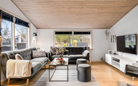 Leonor - 300M from the Sea: Couch, Holz, Interior Design, Wohnzimmer, Möbel, Flooring, Decke, Zuhause, Fussboden