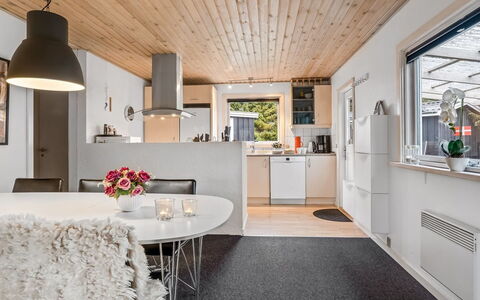 Leonor - 300M from the Sea: Möbel, Interior Design, Flooring, Küche, Holz, Decke, Fussboden, Light Fixture, Countertop, Küche & Esszimmer Tisch