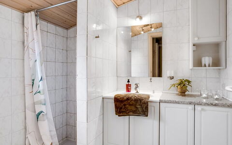 Leonor - 300M from the Sea: Wand, Armatur, Interior Design, Flooring, Sinken, Zapfhahn, Badezimmer, Fussboden, Installation, Bad Sink