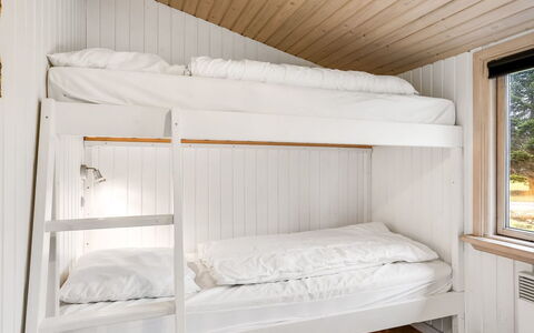 Leonor - 300M from the Sea: Bett, Schlafzimmer, Etagenbett, Holz, Bedding, Bettdecke, Interior Design, Fussboden, Flooring, Linens