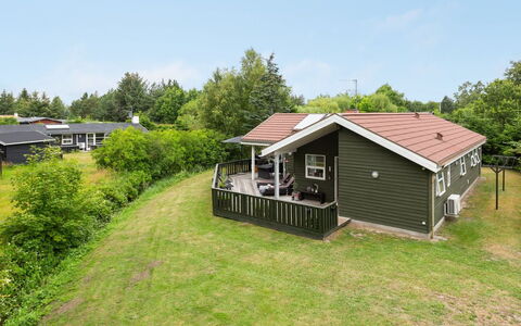 Asgard - 500M from the Sea: Gras, Haus, Dach, Zuhause, Hütte, Strauch, Grundstueck, Ländliches Gebiet, Bauernhaus, Ground