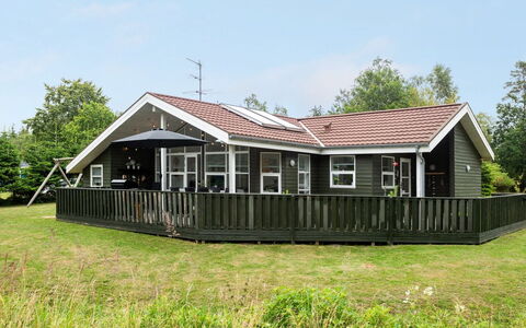 Asgard - 500M from the Sea: Gras, Haus, Dach, Zuhause, Hütte, Strauch, Grundstueck, Ländliches Gebiet, Bauernhaus, Ground
