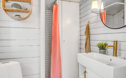 Susannah - from the Sea: Interior Design, Toilleten Sitz, Badezimmer, Fussboden, Armatur, Toilette, Installation, Zimmer, Fliese