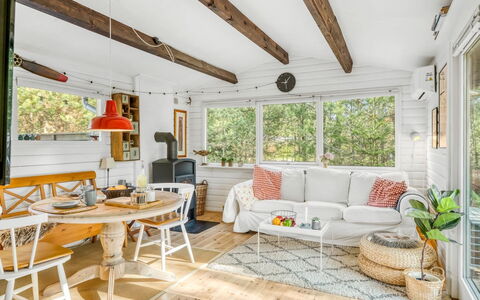 Susannah - from the Sea: Möbel, Interior Design, Holz, Couch, Decke, Flooring, Wohnzimmer, Tabelle, Zuhause, Stuhl
