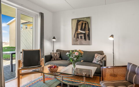 Jyrki - 100M from the Sea: Möbel, Interior Design, Flooring, Wand, Fussboden, Holz, Couch, Wohnzimmer, Tabelle, Zimmer
