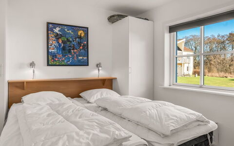 Jyrki - 100M from the Sea: Wand, Holz, Schlafzimmer, Bett, Decke, Interior Design, Bettdecke, Bedding, Fussboden, Bettrahmen