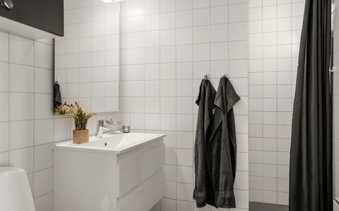 Jyrki - 100M from the Sea: Flooring, Fussboden, Interior Design, Armatur, Installation, Fliese, Sinken, Zimmer, Badezimmer, Badezimmerschrank