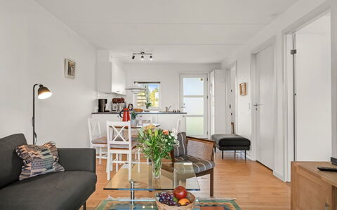 Jyrki - 100M from the Sea: Möbel, Flooring, Interior Design, Fussboden, Couch, Holz, Tabelle, Decke, Wohnzimmer, Zimmer