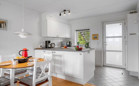 Jyrki - 100M from the Sea: Küche, Flooring, Interior Design, Möbel, Countertop, Küchengerät, Fussboden, Decke, Holz, Major Appliance
