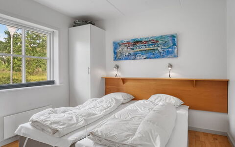 Jyrki - 100M from the Sea: Interior Design, Schlafzimmer, Bett, Wohnung, Bedding, Decke, Bettrahmen, Bettdecke, Daylighting, Hartholz