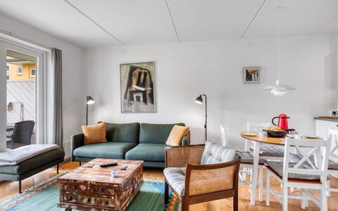 Jyrki - 100M from the Sea: Möbel, Interior Design, Couch, Flooring, Wand, Wohnzimmer, Fussboden, Tabelle, Holz, Zimmer