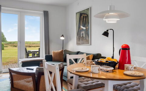 Jyrki - 100M from the Sea: Möbel, Interior Design, Stuhl, Tabelle, Holz, Küche & Esszimmer Tisch, Flooring, Fussboden, Beleuchtung, Esszimmer