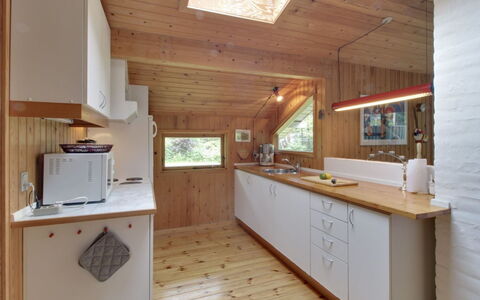 Gerasim - 400M from the Sea: Holz, Flooring, Decke, Interior Design, Fussboden, Zimmer, Küche, Holzbeize, Countertop, Light Fixture