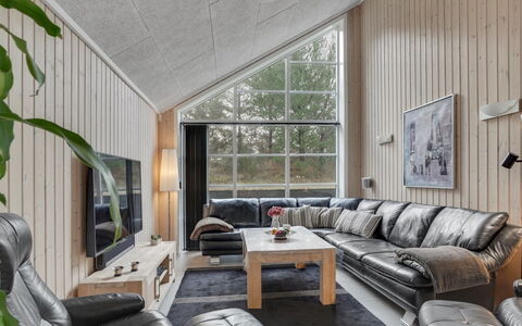 Lilie - 270M from the Sea: Holz, Couch, Wohnzimmer, Möbel, Zuhause, Decke, Hütte, Hartholz