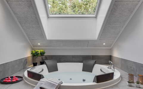 Lilie - 270M from the Sea: Armatur, Interior Design, Decke, Badewanne, Badezimmer, Installation, Dachboden, Zapfhahn