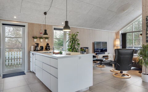Lilie - 270M from the Sea: Flooring, Holz, Decke, Interior Design, Light Fixture, Küche, Fussboden, Countertop, Möbel, Zuhause