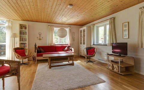 Eina - 250M from the Sea: Holz, Holzbeize, Planke, Hartholz, Hütte, Deck, Abstellgleis, Schatten, Holzboden, Gartenbauten