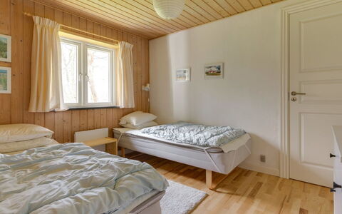 Eina - 250M from the Sea: Dachdecken, Hütte, Haus, Dach, Zuhause, Bauernhaus, Hütte, Estate, Dorf