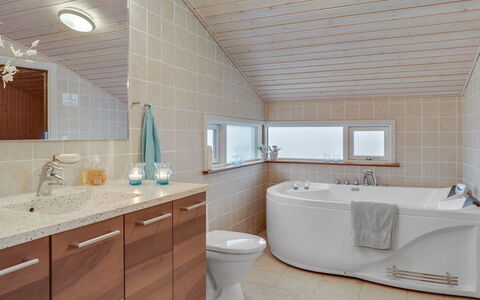 Andrea - 1.4Km from the Sea: Badezimmer, Interior Design, Armatur, Flooring, Sinken, Fussboden, Countertop, Badewanne, Badezimmerschrank, Bad Sink