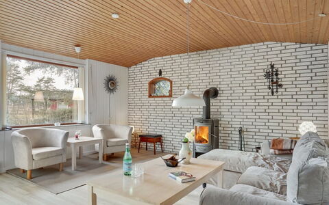 Herly - 50M from the Sea: Wohngebiet, Dach, Vorort, Auffahrt, Estate, Kamin