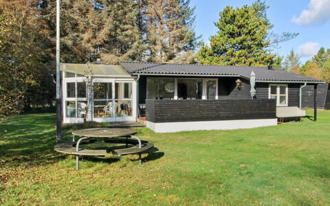 Herly - 50M from the Sea: Wohngebiet, Dach, Vorort, Auffahrt, Estate, Kamin