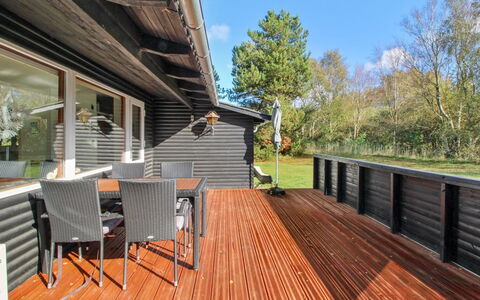 Herly - 50M from the Sea: Wohngebiet, Dach, Vorort, Auffahrt, Estate, Kamin