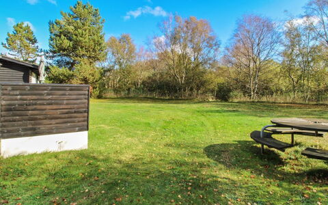 Herly - 50M from the Sea: Wohngebiet, Dach, Vorort, Auffahrt, Estate, Kamin