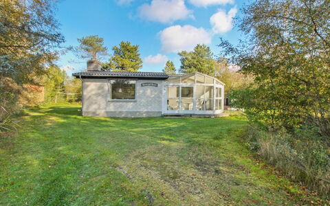 Herly - 50M from the Sea: Wohngebiet, Dach, Vorort, Auffahrt, Estate, Kamin