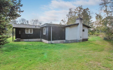 Herly - 50M from the Sea: Wohngebiet, Dach, Vorort, Auffahrt, Estate, Kamin