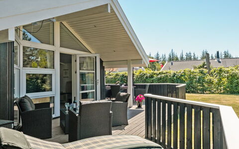 Esaline - 400M from the Sea: Möbel, Interior Design, Stuhl, Flooring, Tabelle, Resort, Fussboden, Decke, Zimmer, Eco Hotel