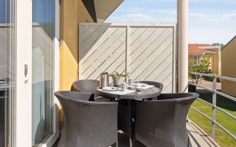 Dafna - 100M from the Sea: Wohnung, Schatten, Balkon, Stuhl, Zaun, Gartenmöbel, Aluminium, Kunstrasen
