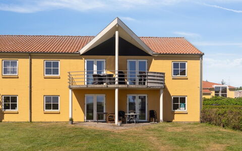 Dafna - 100M from the Sea: Wohnung, Schatten, Balkon, Stuhl, Zaun, Gartenmöbel, Aluminium, Kunstrasen