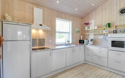 Fredegæst - 700M from the Sea: Holz, Küche, Küchengerät, Decke, Countertop, Zuhause, Major Appliance, Holzboden, Cabinetry, Holzbeize