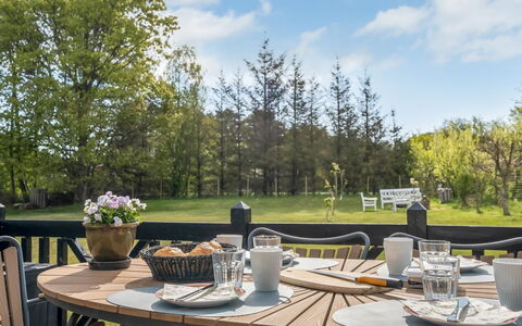 Fredegæst - 700M from the Sea: Möbel, Gartenmöbel, Tabelle, Stuhl, Tisch Im Freien, Küche & Esszimmer Tisch, Schatten, Garten, Rasen, Landscaping