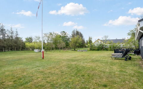Fredegæst - 700M from the Sea: Himmel, Gras, Einfach, Grundstueck, Rasen, Pole, Garten, Schatten, Landscaping, Park
