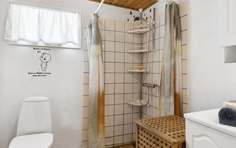 Annamie - 650M from the Sea: Interior Design, Armatur, Flooring, Fussboden, Badezimmer, Toilette, Installation, Zimmer, Toilleten Sitz, Fliese