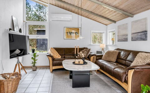 Merte - 300M from the Sea: Möbel, Couch, Interior Design, Holz, Wohnzimmer, Zuhause, Flooring, Decke, Beleuchtung, Fussboden