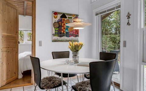 Merte - 300M from the Sea: Möbel, Interior Design, Flooring, Stuhl, Fussboden, Tabelle, Esszimmer, Holz, Küche & Esszimmer Tisch, Decke