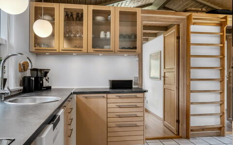 Merte - 300M from the Sea: Möbel, Interior Design, Küche, Holz, Flooring, Cabinetry, Decke, Küchengerät, Countertop, Fussboden