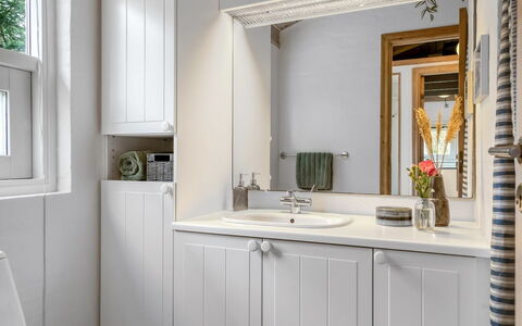 Merte - 300M from the Sea: Wand, Armatur, Spiegel, Interior Design, Sinken, Bad Sink, Badezimmerschrank, Cabinetry, Badezimmer, Zapfhahn