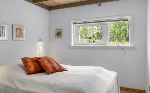 Merte - 300M from the Sea: Wand, Interior Design, Bett, Schlafzimmer, Holz, Decke, Flooring, Fussboden, Bedding, Bettdecke