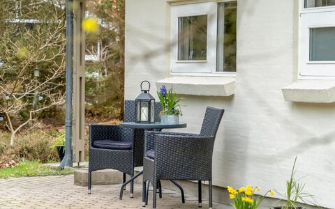 Merte - 300M from the Sea: Möbel, Gartenmöbel, Stuhl, Blumentopf, Zimmerpflanze, Tisch Im Freien, Garten, Kaffetisch, Armlehne, Terrasse