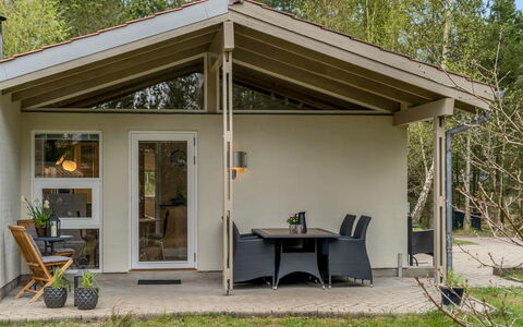 Merte - 300M from the Sea: Tür, Hütte, Zuhause, Gartenbauten, Veranda, Stuhl, Outdoor Struktur, Schuppen, Garten, Schatten