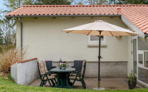 Merte - 300M from the Sea: Möbel, Gartenmöbel, Regenschirm, Stuhl, Tisch Im Freien, Schatten, Garten, Hinterhof, Terrasse, Holzbeize