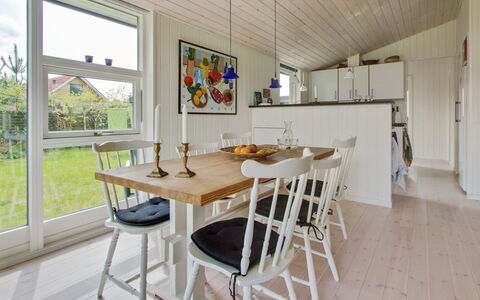 Fleur - 50M from the Sea: Möbel, Flooring, Interior Design, Fussboden, Holzboden, Holz, Decke, Küche & Esszimmer Tisch, Esszimmer, Stuhl