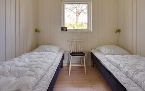 Fleur - 50M from the Sea: Holz, Flooring, Schlafzimmer, Fussboden, Bett, Interior Design, Bettdecke, Zimmer, Bedding, Decke