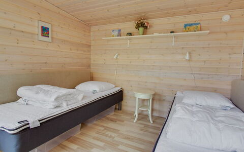 Fleur - 50M from the Sea: Holz, Fussboden, Flooring, Möbel, Interior Design, Decke, Zimmer, Schlafzimmer, Holzboden, Bett