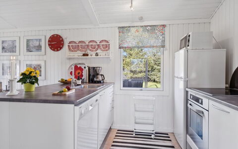 Hellevi - from the Sea: Holz, Küche, Interior Design, Major Appliance, Flooring, Möbel, Küchengerät, Decke, Countertop, Zuhause