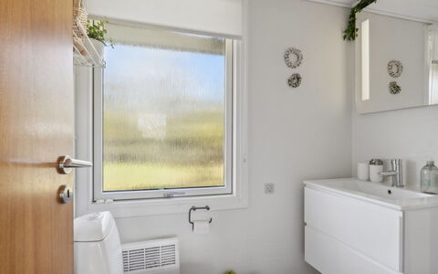 Hellevi - from the Sea: Interior Design, Armatur, Flooring, Badezimmer, Zapfhahn, Fussboden, Installation, Sinken, Zuhause, Decke